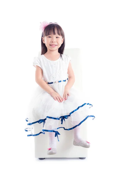 Dziewczynka Azjatyckich Białej Sukni Siedzi Krześle Uśmiecha Się — Zdjęcie stockowe