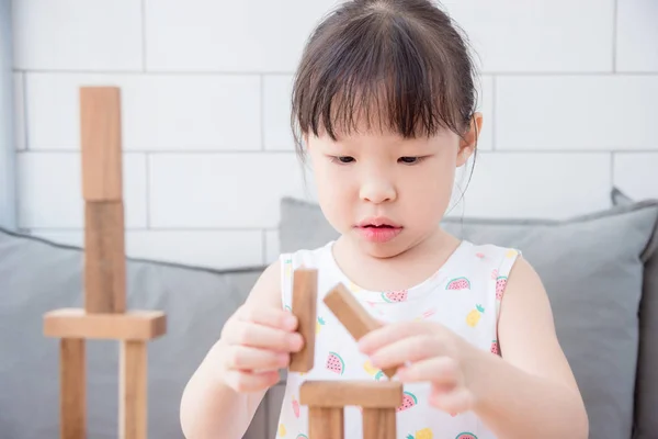 Dívka si hraje doma dřevěných kostek — Stock fotografie