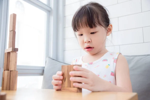 家で木製のブロックを弾いている女の子 — ストック写真