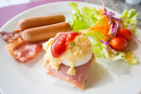Bênção de ovo, bacon, salsichas e salada — Fotografia de Stock
