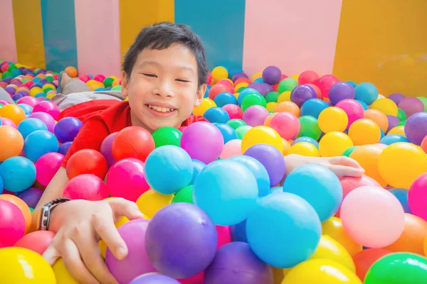 Aziatische Jongen Lachend Liggend Veel Kleur Ballen Indoor Speeltuin — Stockfoto