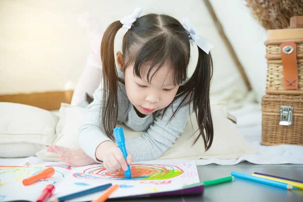 Dibujo de niña por crayón en el suelo —  Fotos de Stock