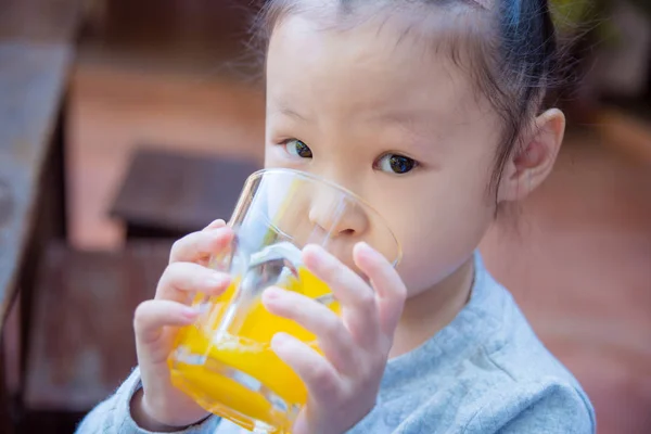 Detailní Záběr Trochu Asijské Dívka Pití Pomerančové Šťávy Skla — Stock fotografie