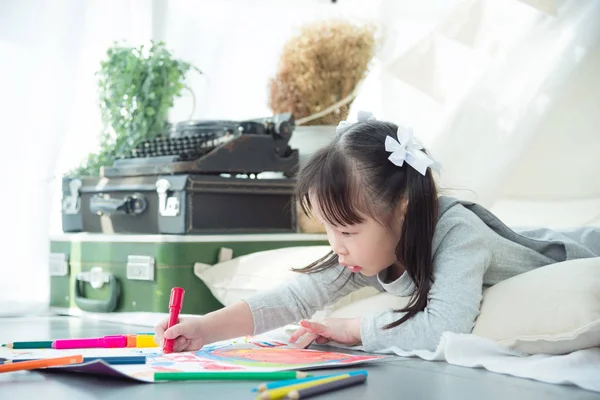 Dibujo de niña por crayón en el suelo —  Fotos de Stock