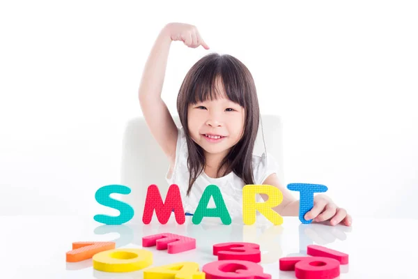 Pequeña niña preescolar haciendo palabra inglesa por su juguete —  Fotos de Stock
