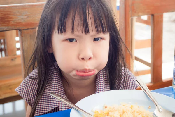 Ragazza che si rifiuta di mangiare riso fritto per pranzo — Foto Stock