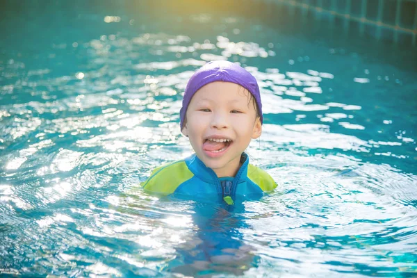 Flicka i baddräkt leende i poolen — Stockfoto