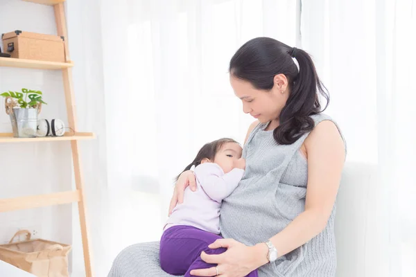 Zwangere Aziatische Moeder Borstvoeding Haar Dochter Thuis — Stockfoto