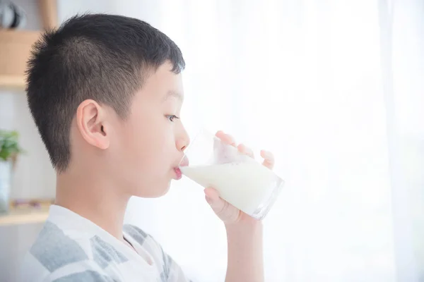 Giovane Ragazzo Asiatico Bere Bicchiere Latte Colazione Mattino — Foto Stock