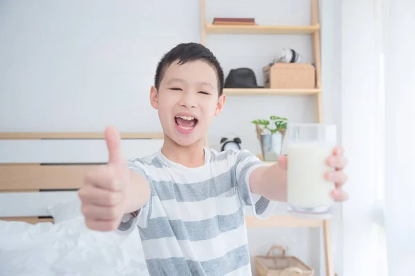 Giovane Asiatico Ragazzo Holding Bicchiere Latte Mostrando Pollice Con Sorriso — Foto Stock