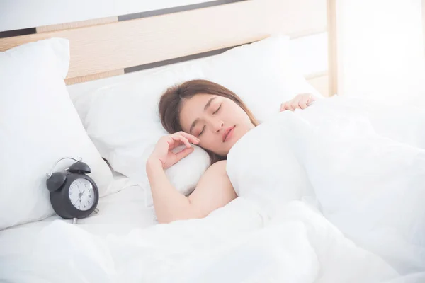 Mooie vrouw slapen op bed in de ochtend — Stockfoto