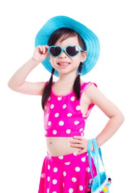 Beyaz üzerinde gülümseyen Yüzme elbiseli küçük kız 