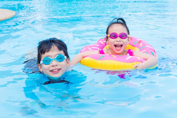 Saudara Asia Kecil Bahagia Bersama Kolam Renang — Stok Foto