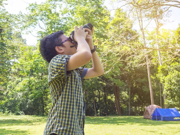 Joven Asiático Chico Tomando Foto Por Cámara Camping Bosque — Foto de Stock