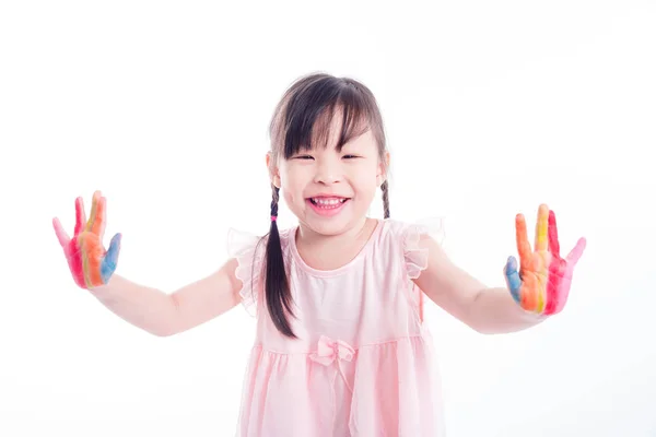 Kleines glückliches Mädchen zeigt bemalte Hand über Weiß — Stockfoto