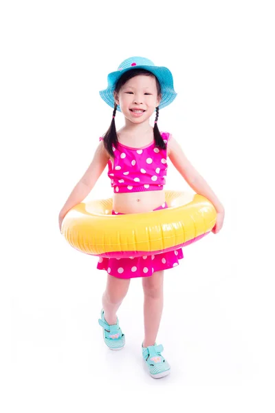 Kleines Mädchen im Badeanzug lächelt über Weiß — Stockfoto