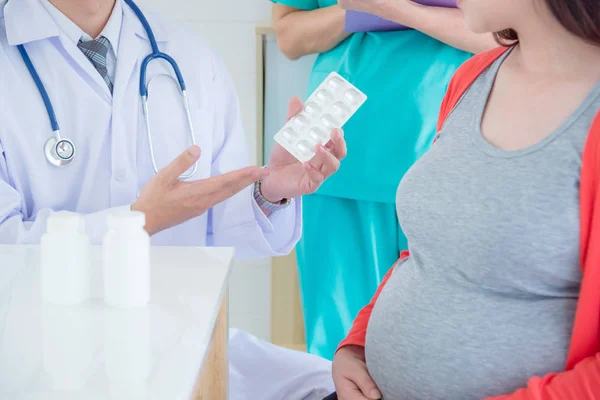 Medico spiegare la medicina alla donna incinta — Foto Stock