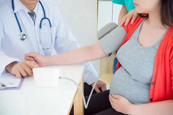 Arts controleren zwangere bloeddruk — Stockfoto