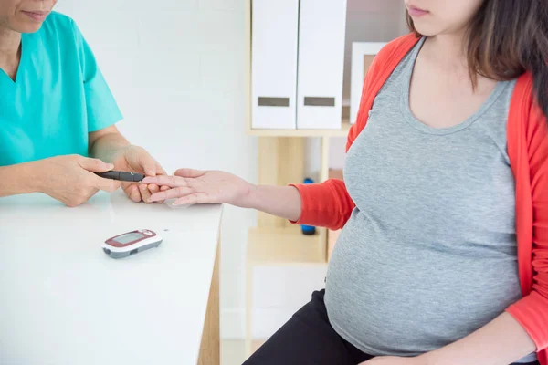 Les mains de l'infirmière vérifient la glycémie de la femme enceinte — Photo