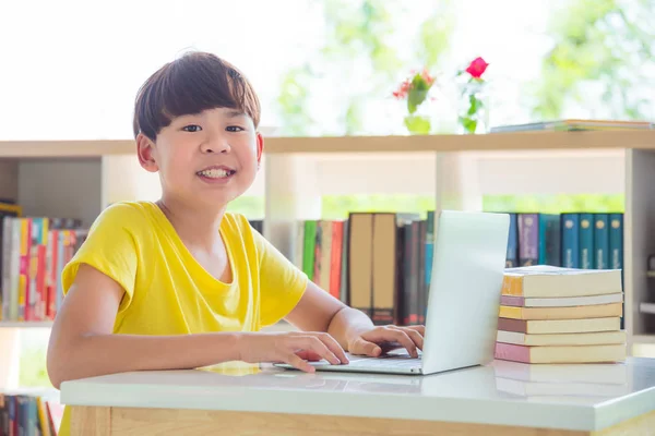 Joven Asiática Estudiante Usando Ordenador Portátil Escuela Biblioteca —  Fotos de Stock