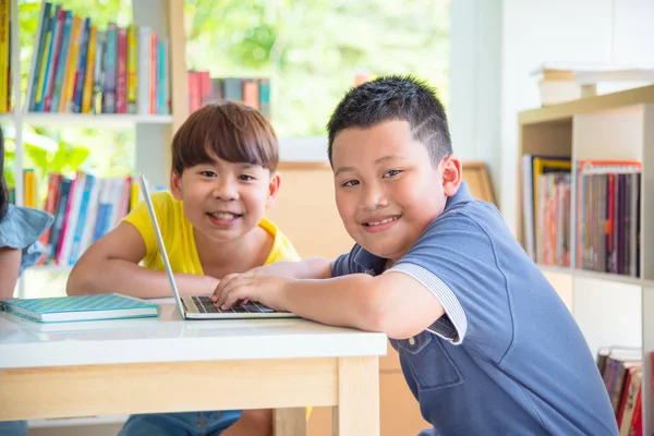Genç Asyalı Öğrenci Okul Kütüphanesinde Dizüstü Bilgisayar Kullanan — Stok fotoğraf