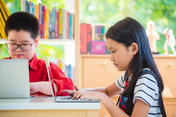 Asiatico Studente Utilizzando Computer Portatile Scuola Biblioteca — Foto Stock