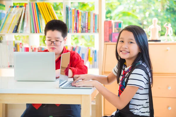 Asyalı Öğrenci Okul Kütüphanesinde Dizüstü Bilgisayar Kullanan — Stok fotoğraf