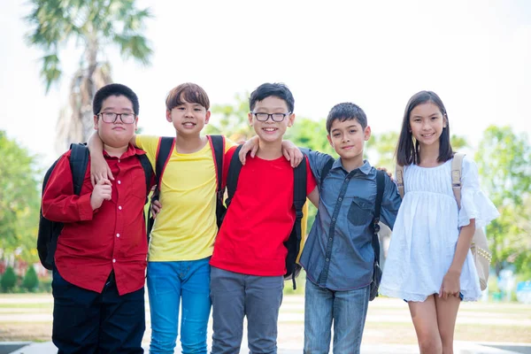 Grupo Asiática Estudiante Sonriendo Escuela Parque — Foto de Stock