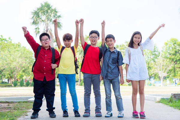 Grupo Asiática Estudiante Sonriendo Escuela Parque — Foto de Stock