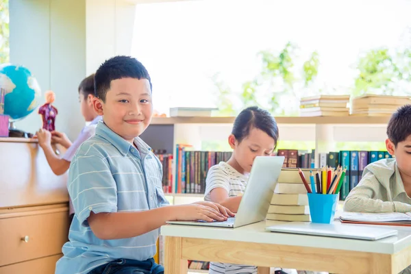 Jovem Estudante Asiático Usando Computador Portátil Biblioteca Escola — Fotografia de Stock