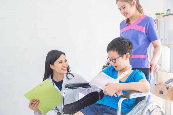 Schöne Ärztin und Krankenschwester kümmern sich um kleinen Jungen — Stockfoto