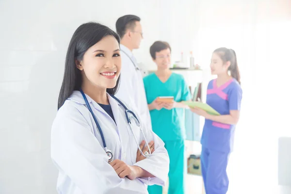 Médico feminino sorrindo e olhando para a câmera — Fotografia de Stock