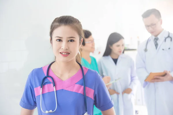 Enfermera sonriendo y mirando a la cámara — Foto de Stock