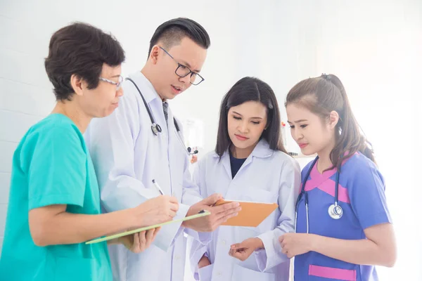 Equipo médico, reunión con la enfermera en el hospital — Foto de Stock