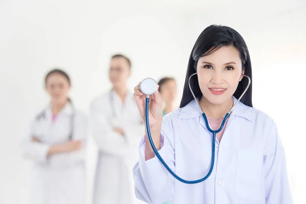 Médico y equipo de médicos mirando a la cámara — Foto de Stock