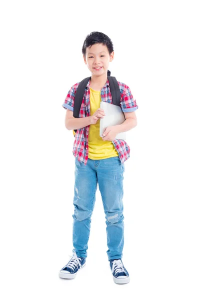 Ayakta ve gülümseyen genç Asyalı okul çocuğu tam uzunlukta — Stok fotoğraf