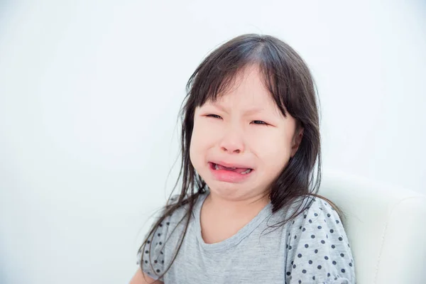 Chica llorando solo en blanco habitación — Foto de Stock