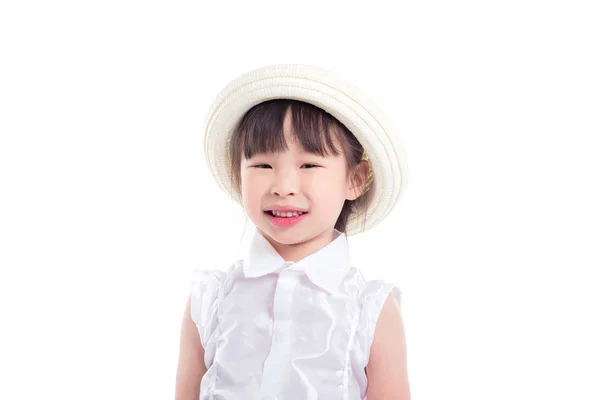 Mädchen trägt Hut und lächelt über weißem Hintergrund — Stockfoto