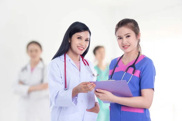 Médico e enfermeiro, equipe meadical sorrindo para a câmera — Fotografia de Stock