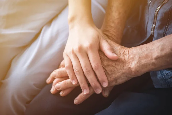 Krankenschwester hält ältere Patientin an der Hand — Stockfoto