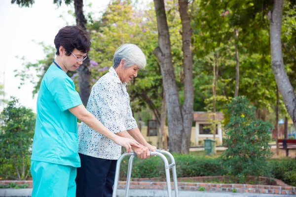 Enfermera Ayudando Paciente Mayor Caminar Por Andador —  Fotos de Stock