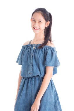 Genç ve güzel bir kız ayakta duruyor ve gülümsüyor beyazların üzerinde