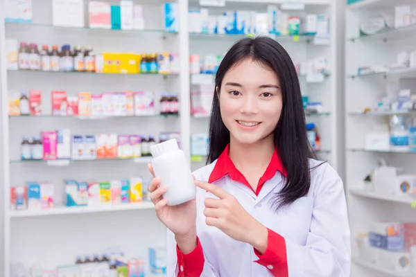 Magnifique pharmacien debout en pharmacie et souriant — Photo