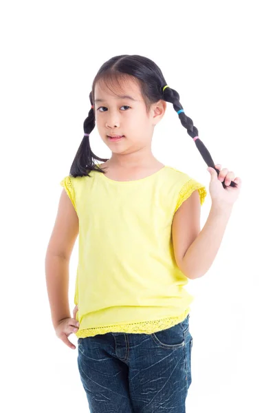 Jong aziatisch meisje staan en glimlacht geïsoleerd over wit — Stockfoto