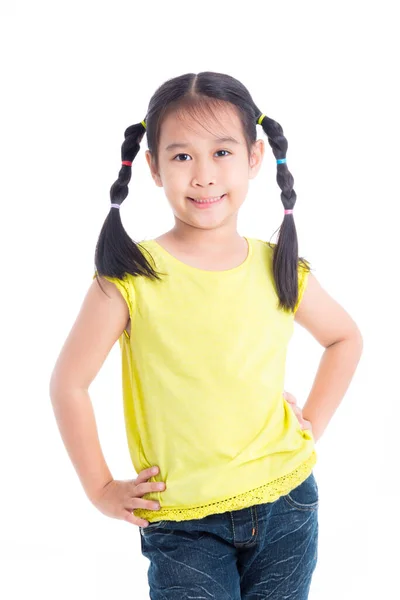 Junge asiatische Mädchen stehen und lächelt isoliert über weiß — Stockfoto