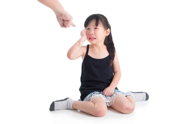 Annesi onu beyaz arka planda cezalandırırken üzgün Asyalı kız ağlıyor. — Stok fotoğraf