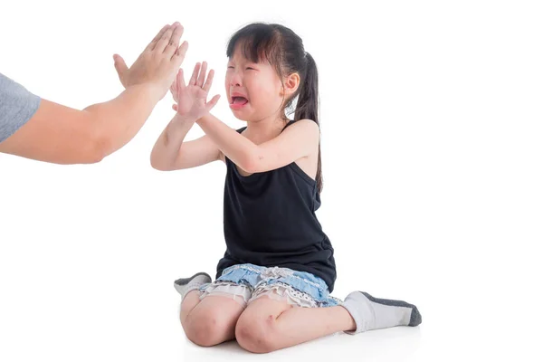 Annesi onu beyaz arka plan yüzünden cezalandırırken üzgün Asyalı kız ağlıyor. — Stok fotoğraf