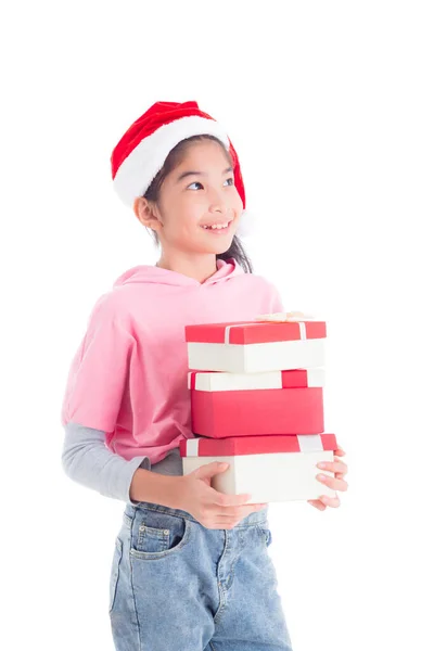 Klein meisje draagt kerstman hoed met geschenkdoos en glimlacht — Stockfoto
