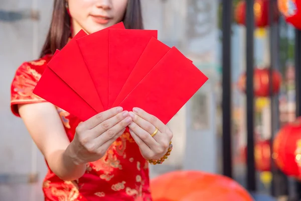 Ręczne trzymanie Red Packet pieniędzy — Zdjęcie stockowe
