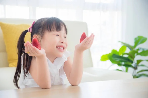 Little girl holding big size strawberries and smile — Stock Photo, Image